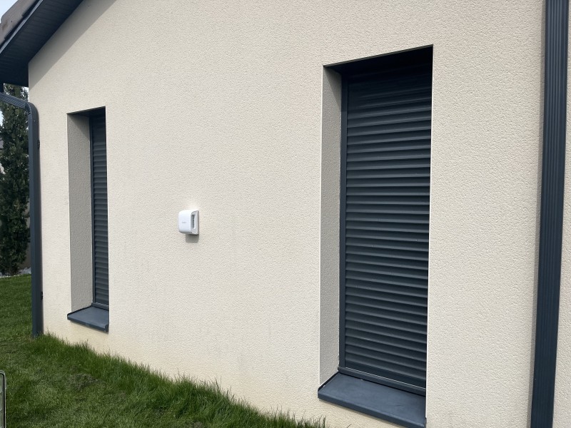 Installateur alarme Lyon avec une protection par l’extérieur afin d’éviter les intrusions durant les vacances d’été