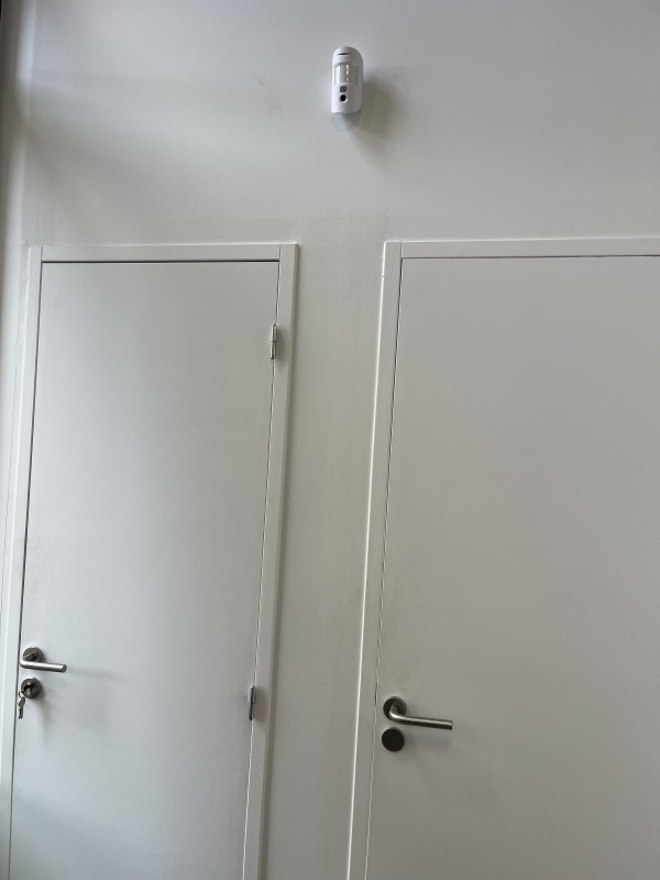 Installation alarme intrusion professionnelle dans une pharmacie à Lyon et ses environs